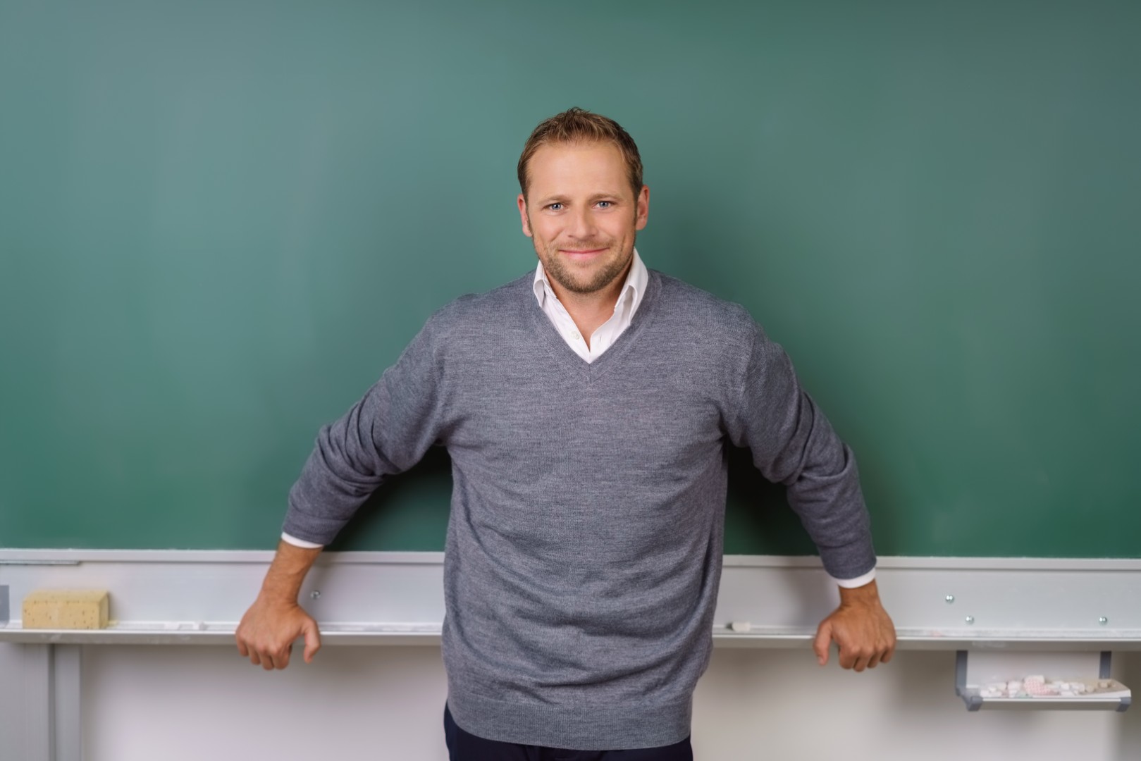 Lehrer vor Tafel.